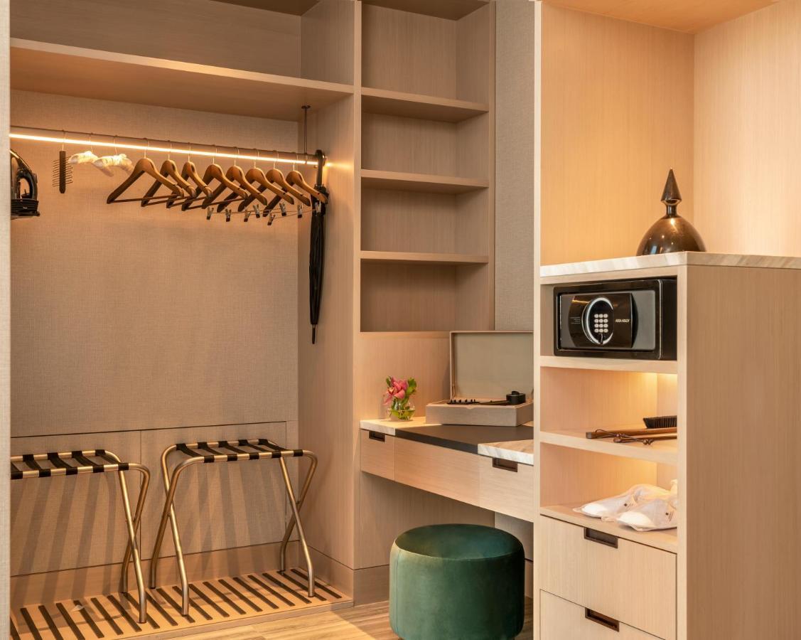 Address Istanbul Hotel Екстериор снимка A safe in a hotel room