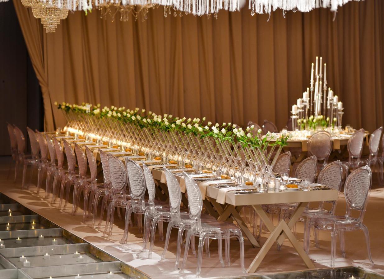 Address Istanbul Hotel Екстериор снимка A long table with chairs